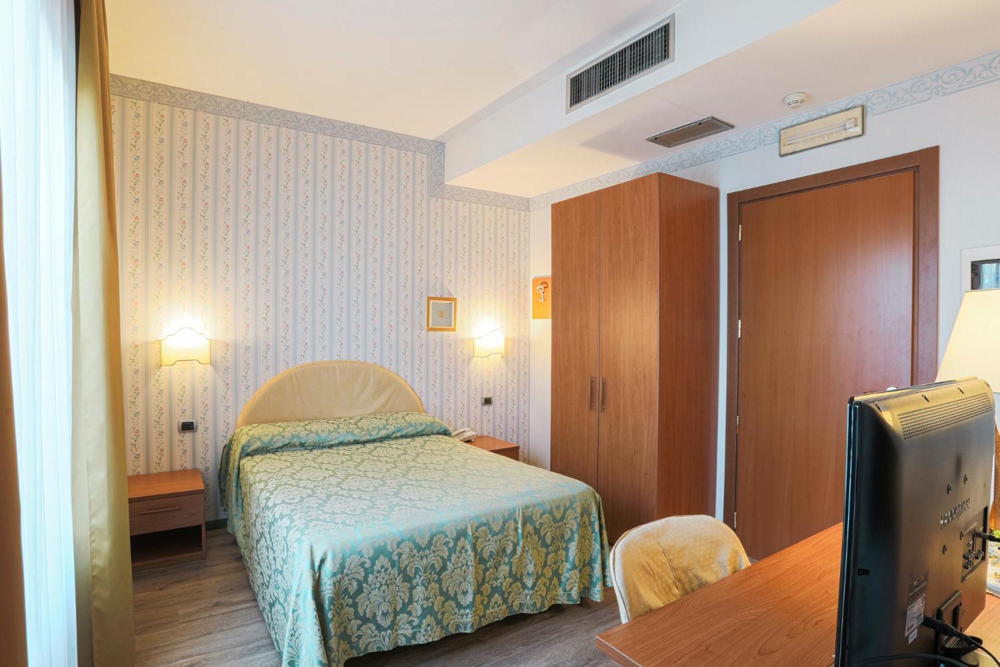 Hotel Ristorante La Lanterna Castelnuovo di Garfagnana Luaran gambar